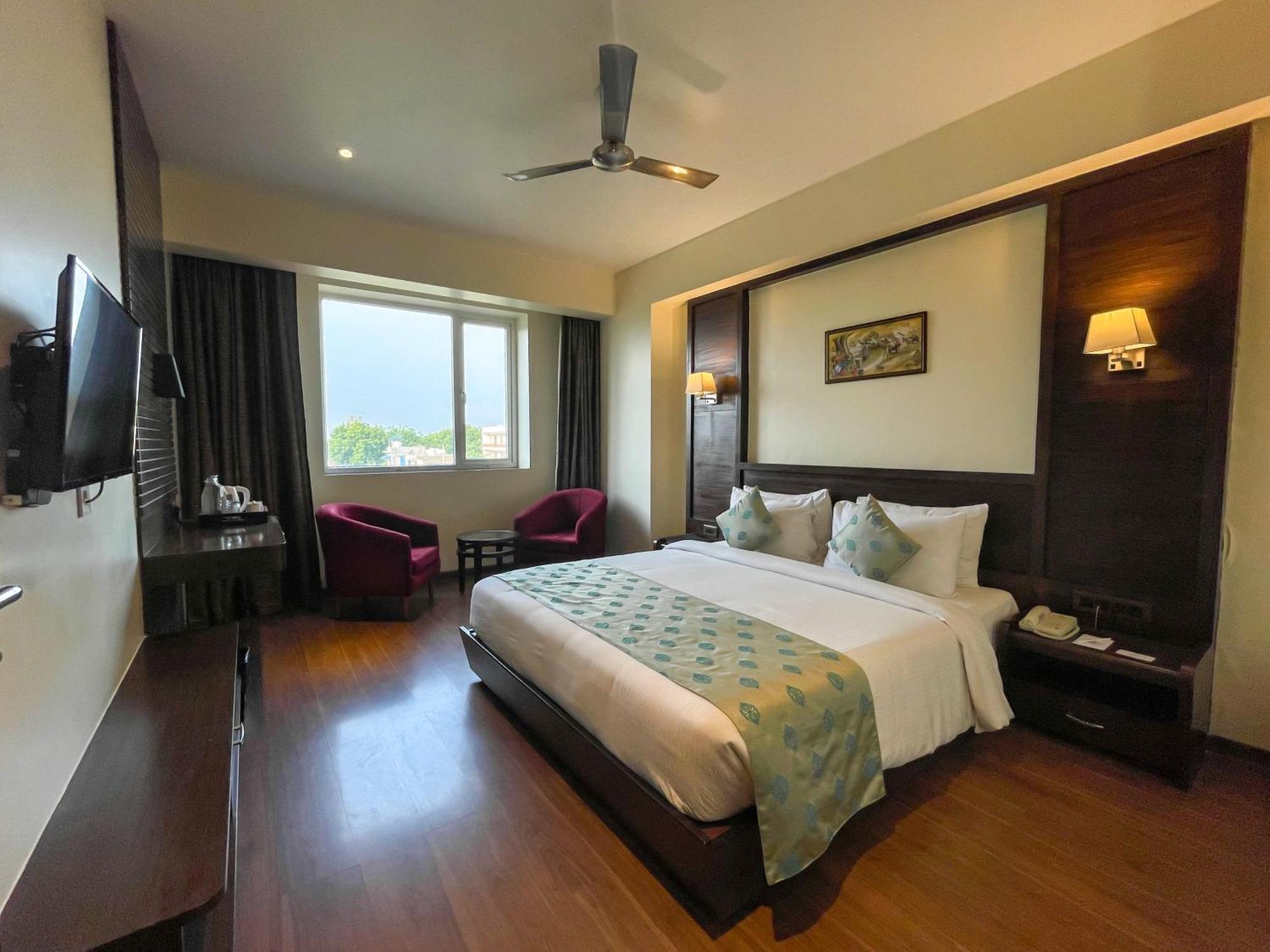 Comfort Hotel Vista Лакхнау Экстерьер фото